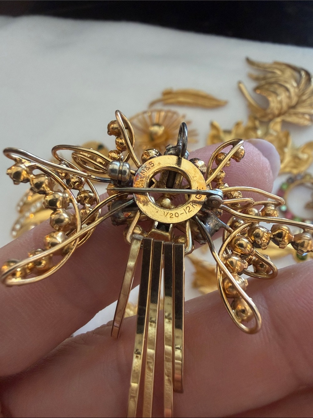 Vintage Gold-Tone Mixed Brooch Lot - some signed Accent Pins - Picture 7 of 8
